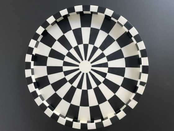Image 1 of Bandeja posmoderna en blanco y negro con estampado gráfico.
