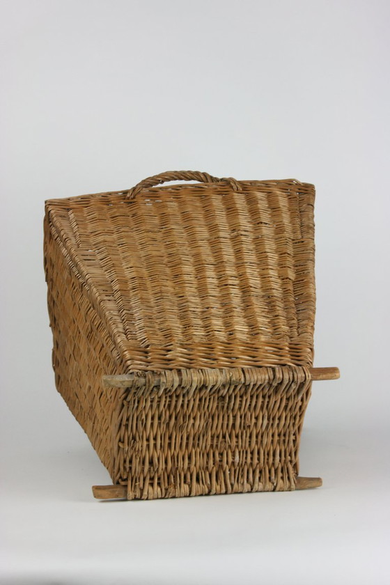 Image 1 of Cesta mochila antigua de mimbre tejido con correas originales y guías de madera — ca. 1880–1940