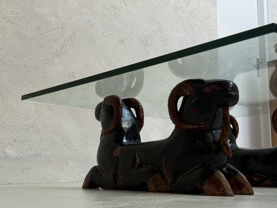 Image 1 of Mesa de centro estilo Hollywood Regency con cabeza de carnero tallada en madera | 1970