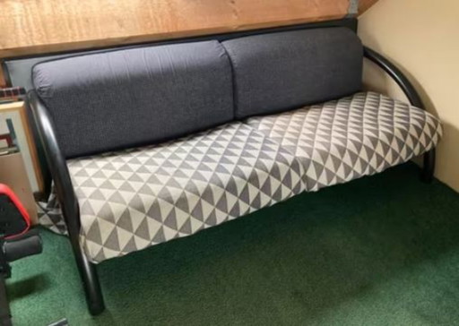 Salvadanaio con logo Harvink. Divano a 3 posti.