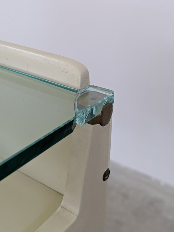 Image 1 of Mesilla de noche - Latón, Cristal, Madera - Pareja de mesillas de noche, de madera lacada en blanco, con tapa de cristal.