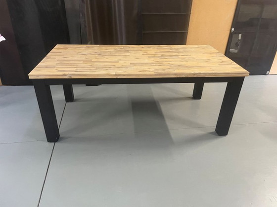 Image 1 of Grote eettafel met vierkante houten poten