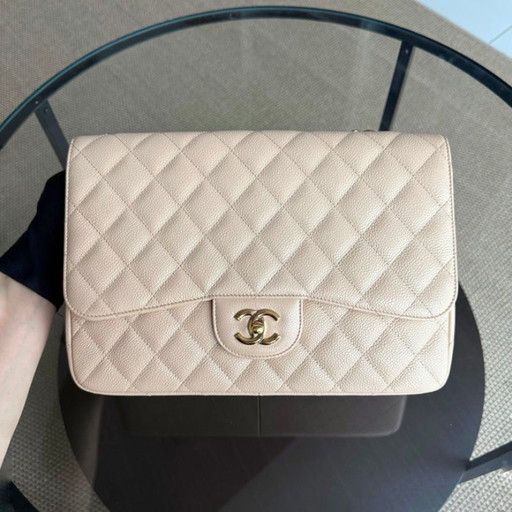 Chanel Classic Flap Jumbo - Caviar Quilted Grained Calfskin Lichtbeige Goudkleurige Hardware Serie 13