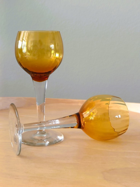 Image 1 of Amberkleurig vintage wijnglas op steel 