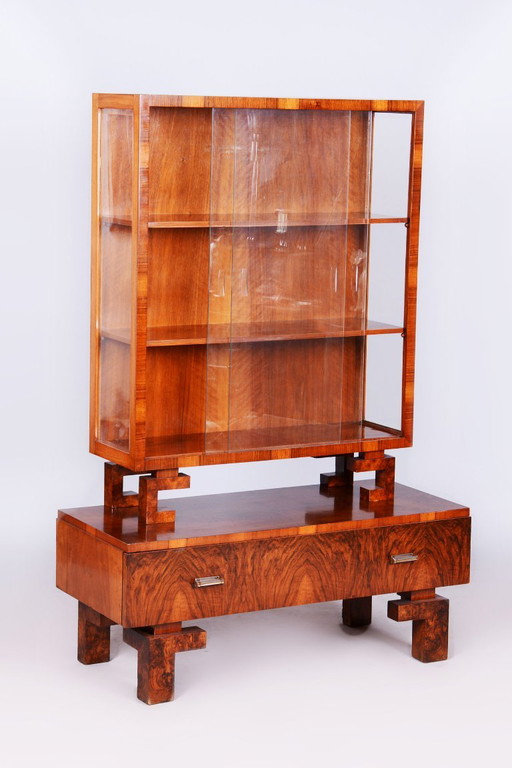 Gerestaureerde art-deco vitrinekast, walnoot en glas, Tsjechisch, jaren 1920 – vitrinekasten, Metal