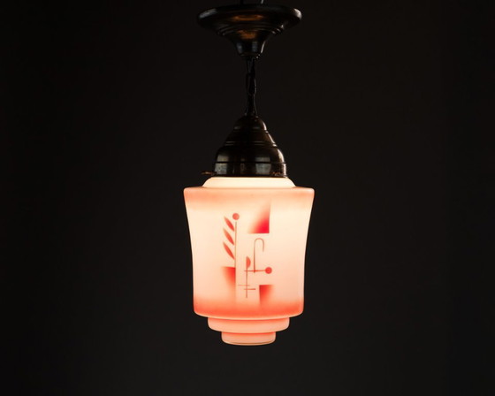Image 1 of Originele Art Deco hanglamp met geometrische decoratie – jaren 30, opaalglas in rood en wit | gerestaureerd