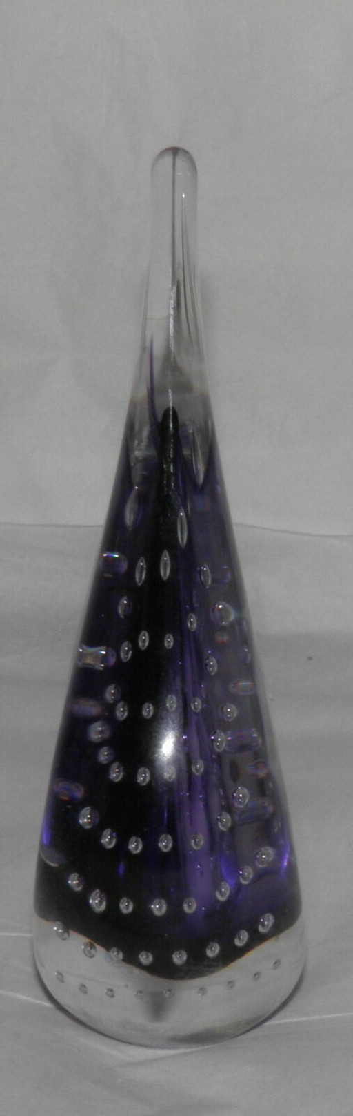 Handgefertigte Glas-Skulptur - von Adam Jablonski - Violetter Glaskern mit Luftblasendekor