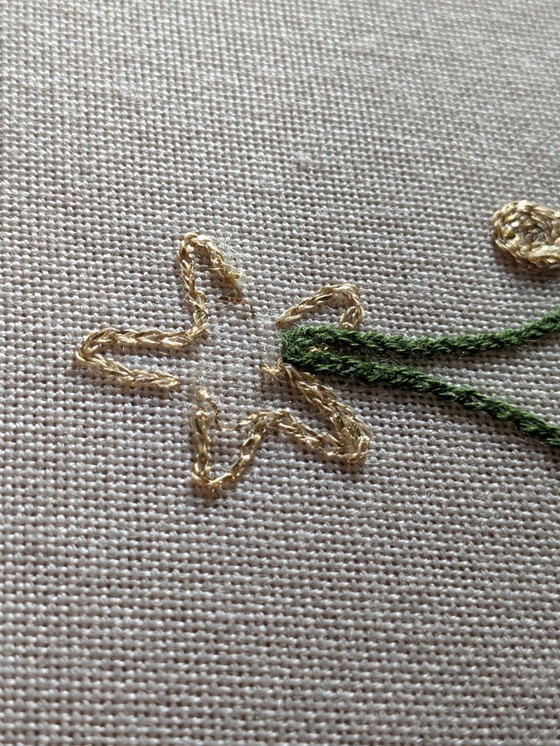 Image 1 of Vintage kersttafelkleed uit de jaren 80 – rond, wit met groene en gouden kerstbomen, Ø 54 cm
