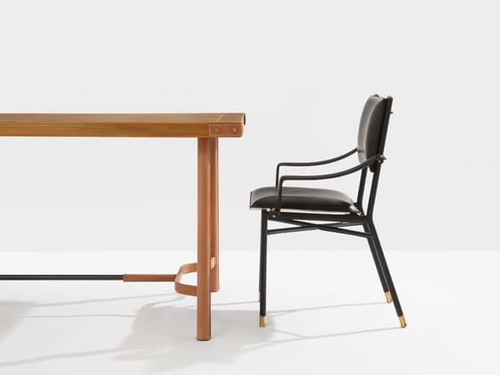 Image 1 of Mesa de comedor de Jacques Adnet, de madera de roble y cuero rojo, 1950.