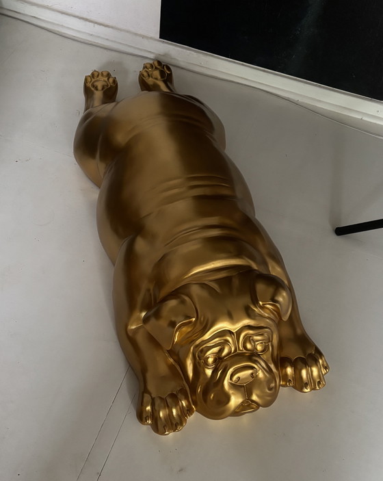 Image 1 of Designerskulptur einer liegenden englischen Bulldogge aus Goldharz, 90 cm