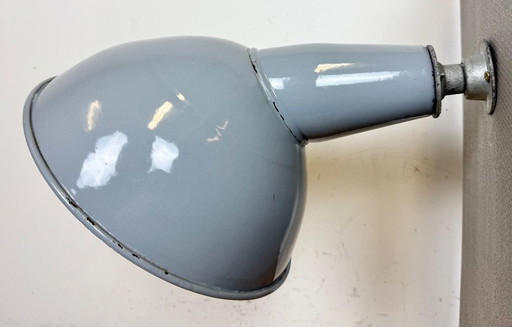 Lámpara de pared industrial británica de esmalte gris, década de 1960