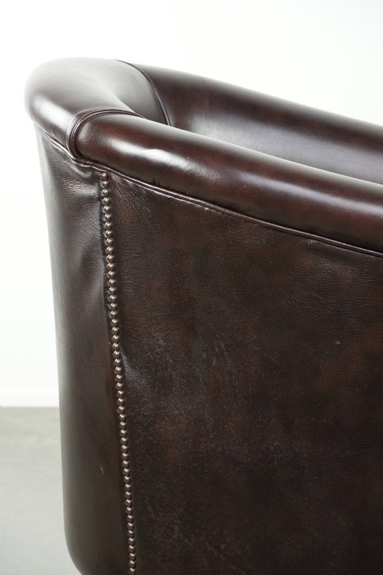 Image 1 of Club-Sessel aus dunklem Kuhfell mit zeitlosem und stilvollem Design im englischen Stil