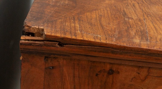 Image 1 of Elegante gabinete con patas en cruz de nogal del siglo XVII