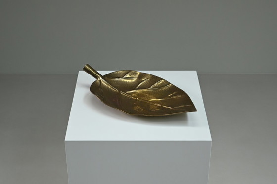 Image 1 of Obstschale aus Messing in Blattform, Europa der 1970er Jahre.