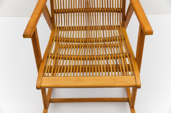 Image 1 of Sedia a dondolo in legno e rattan della Deutsche Werkstätten Hellerau, anni '60