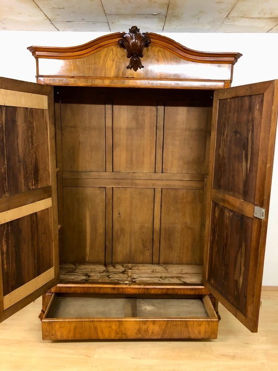 Image 1 of Armoire Biedermeier représentative / noyer sur chêne, vers 1830