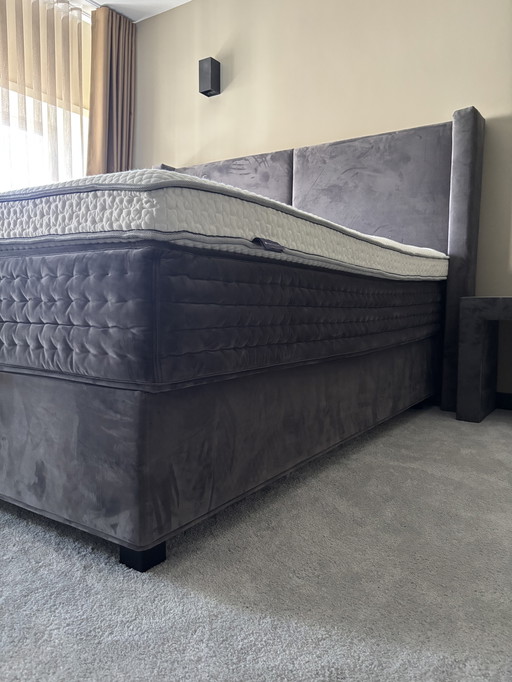 Luxe Swiss Sense Boxspring Vanquish 180x210 + Matras & Topper (Incl. Hockers)  suede