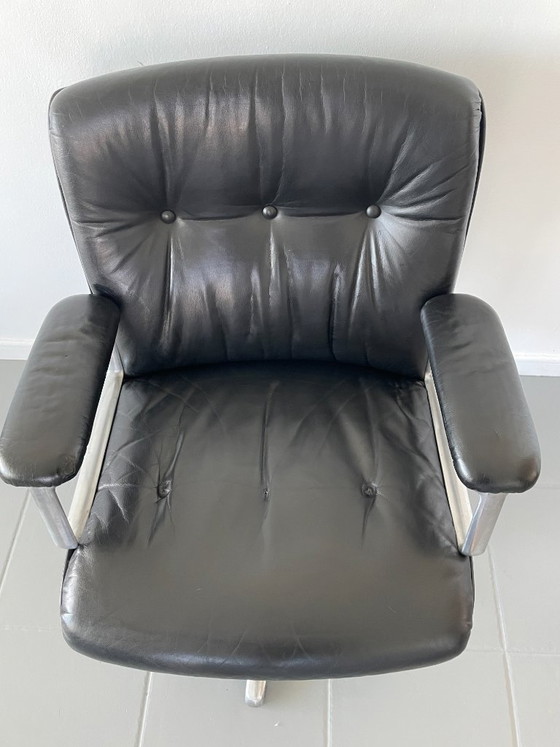 Image 1 of Poltrona modello P126, disegnata da Osvaldo Borsani per la prestigiosa azienda italiana Tecno S.p.A. nel 1966.