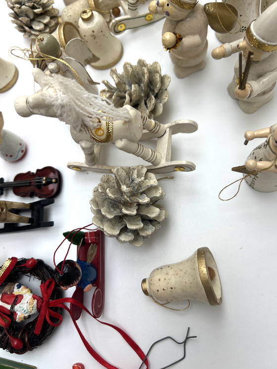 Image 1 of Ampia collezione di vecchi addobbi natalizi: legno, pigne, figure, mele