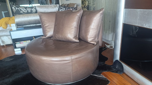 Butaca lounge marca Rugiano... , diseño italiano en piel de alta calidad, con estructura sólida y cojines integrados a juego.  