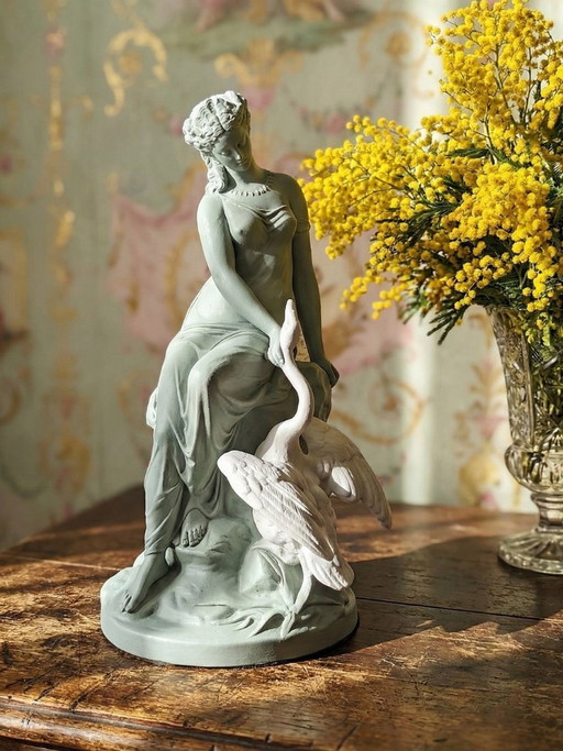 Biscotto bicolore di Letu & Mauger, Leda e il cigno, XIX secolo, celadon e bianco