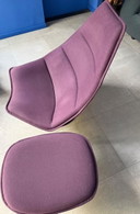 Poltrona Artifort F585 con poggiapiedi
