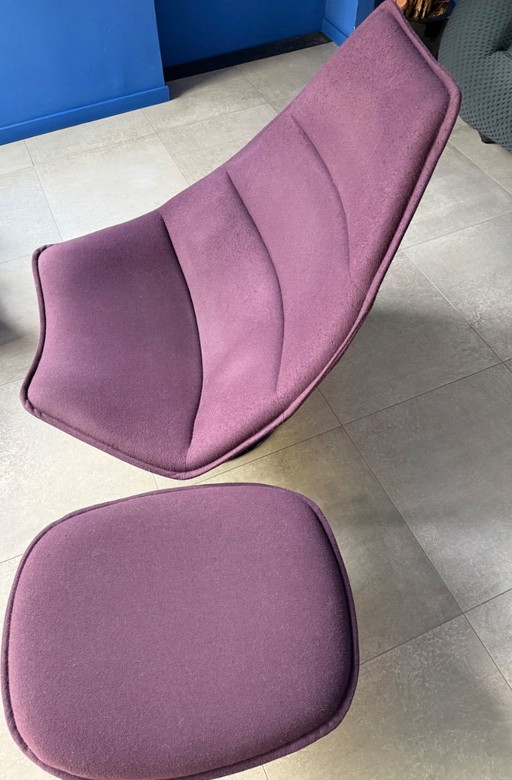 Poltrona Artifort F585 con poggiapiedi