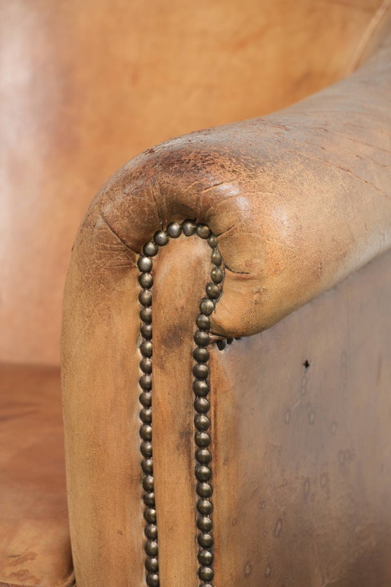 Charaktervoller Club-Sessel aus Schafsleder in hellem Cognac, mit Ziernägeln verziert – Leather (photo 11 of 13)