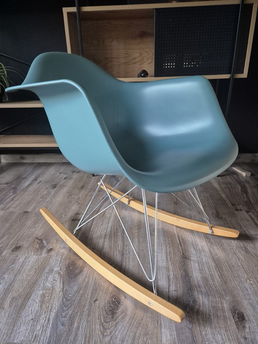 Chaise à bascule Eames RAR en plastique