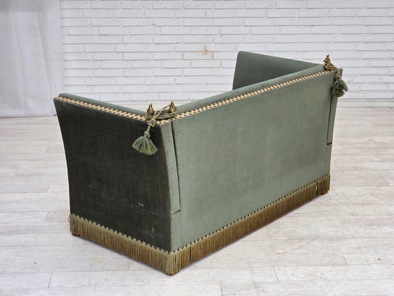 Image 1 of Canapé danois 2 places à accoudoirs rabattables, style « espagnol », années 1970, en velours vert et rouge.