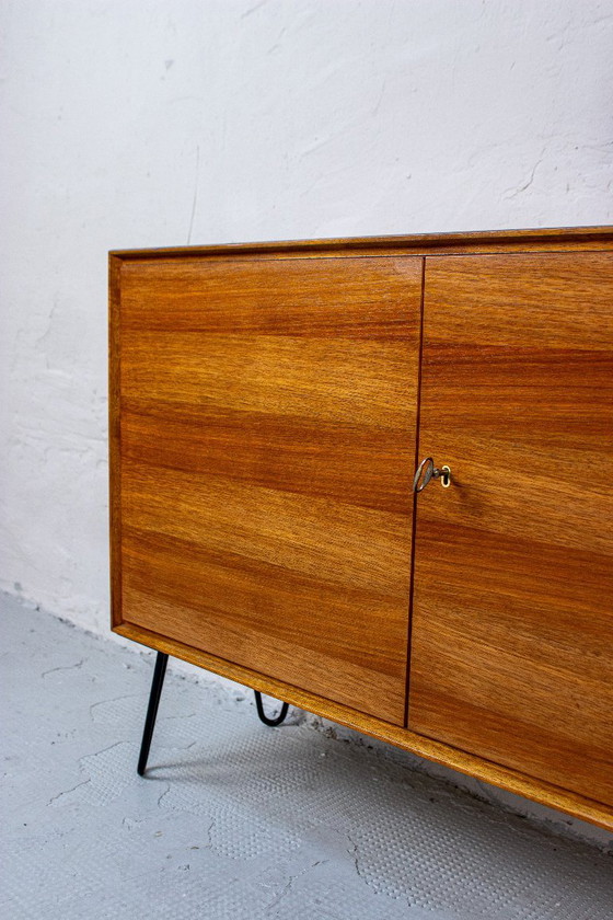 Vintage ladekast/dressoir/minibar van teakhout met notenhouten accenten, midden 20e eeuw, jaren 60. (photo 4 of 13)