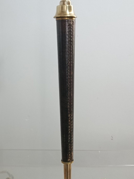 Met leer beklede messing lamp van Jacques Adnet, jaren 1950 – Tafellampen, Leather, Brass (photo 5 of 12)