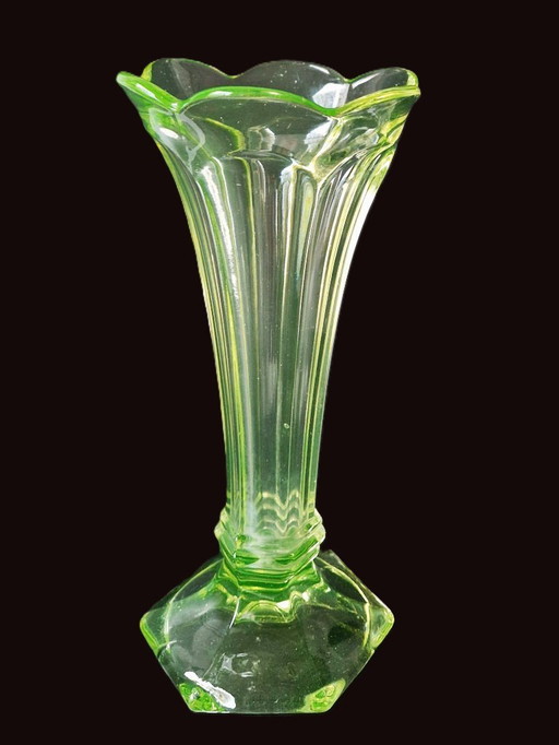 Art Deco - Vase of uranium glass