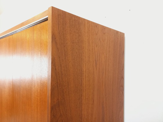 Image 1 of Vintage Scandinavische modernistische kledingkast van teakhout en metaal uit de jaren 60.