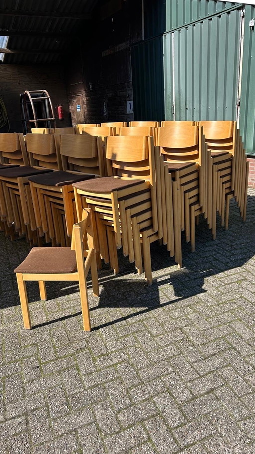 Lote de 100 sillas apilables vintage de madera contrachapada de los años 80.