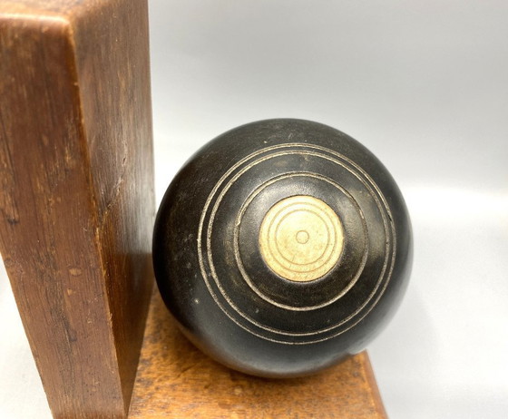 Image 1 of Vintage Lawn Bowl Boekensteunen – Houten Bookends met Zwarte Bowls – Sport Deco – Stoere Man Cave Decor – Uniek Cadeau