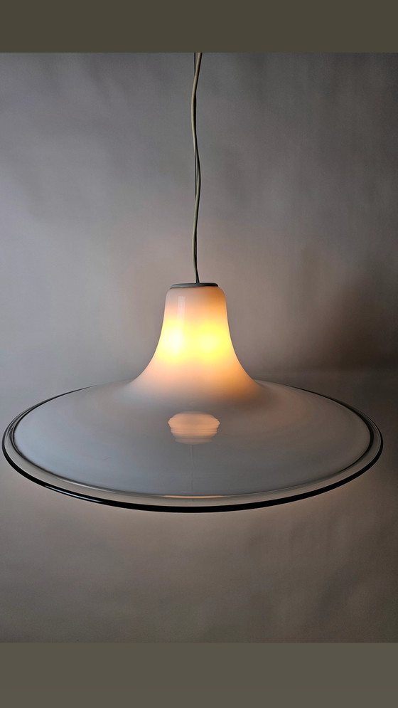 Image 1 of Pendelleuchte aus weißem Glas mit schwarzem, transparentem Rand, Modell „Hexenhut“, aus Italien