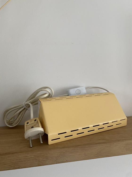 Image 1 of Jaren 70 geel wandlamp / bedlampje