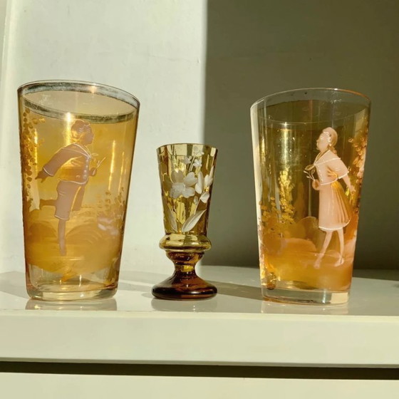 Image 1 of Paar antiker böhmischer Mary Gregory-Trinkgläser aus bernsteinfarbenem Glas, handbemalt mit Emaille, ca. 1890-1910