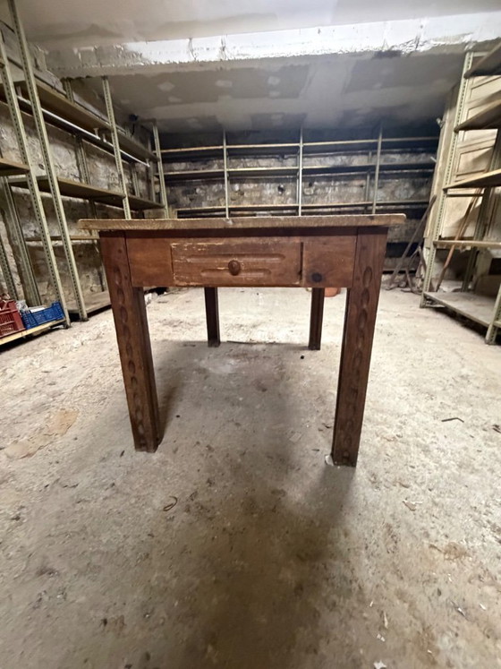 Image 1 of Authentieke Franse boerderijtafel – Handgesneden poten