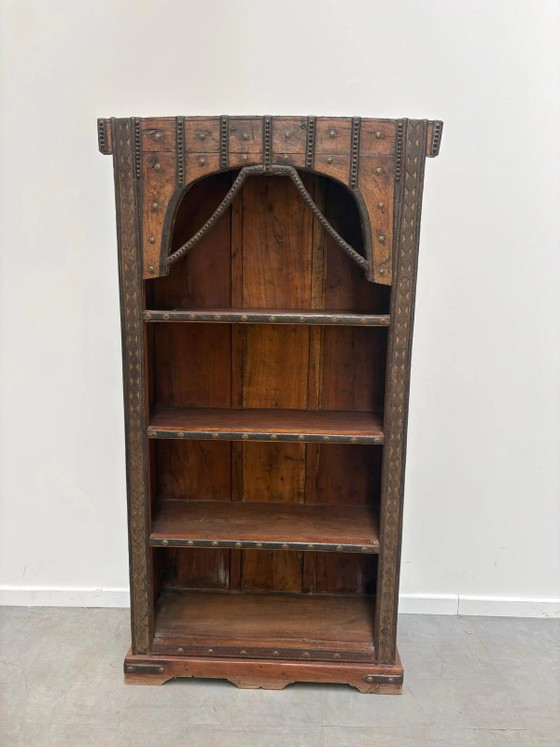 Image 1 of Antieke Indiase, gesneden houten boekenkast