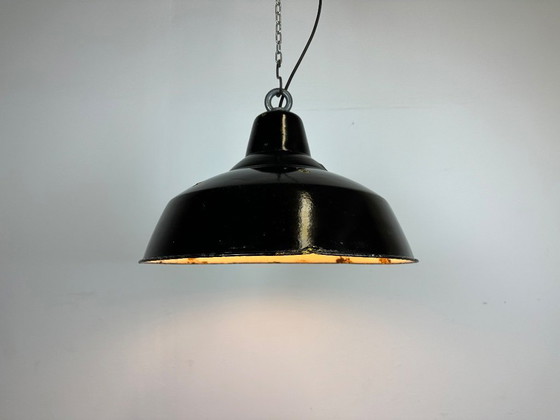 Image 1 of Industriële zwarte geëmailleerde fabriekslamp met ijzeren bovenkant, jaren 60