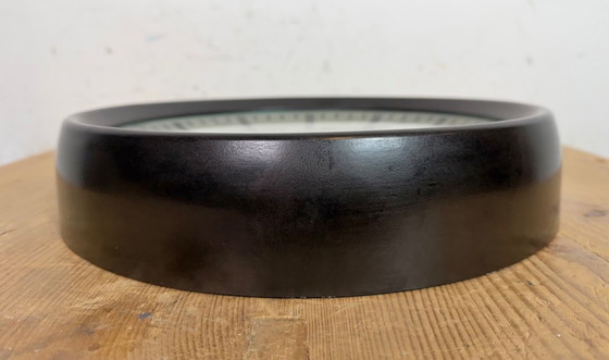 Image 1 of Horloge murale industrielle en bakélite brune de Pragotron, années 1960