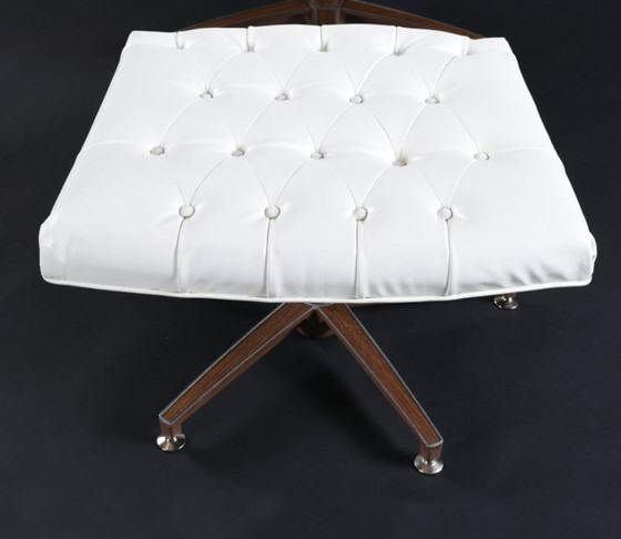 Image 1 of Silla giratoria e inclinable con capitoné blanco estilo George Mulhauser restaurada con otomana