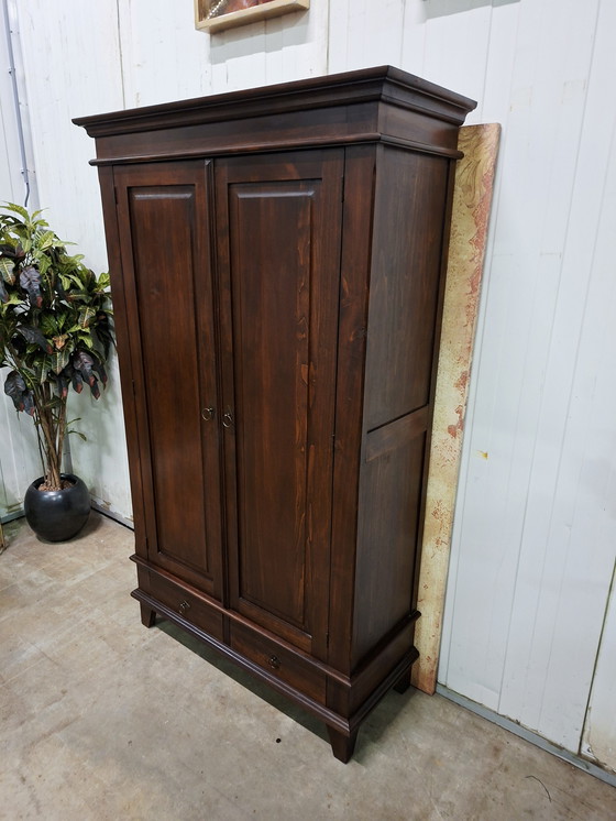 Image 1 of Credenza coloniale con 3 ripiani, dimensioni 110x45cm e altezza 185cm.