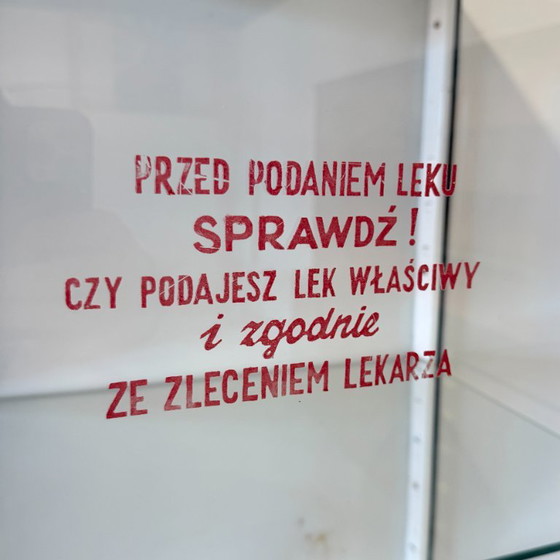 Vintage Polish Medical Display Cabinet 1960s – Glass, Iron (photo 16 of 17)