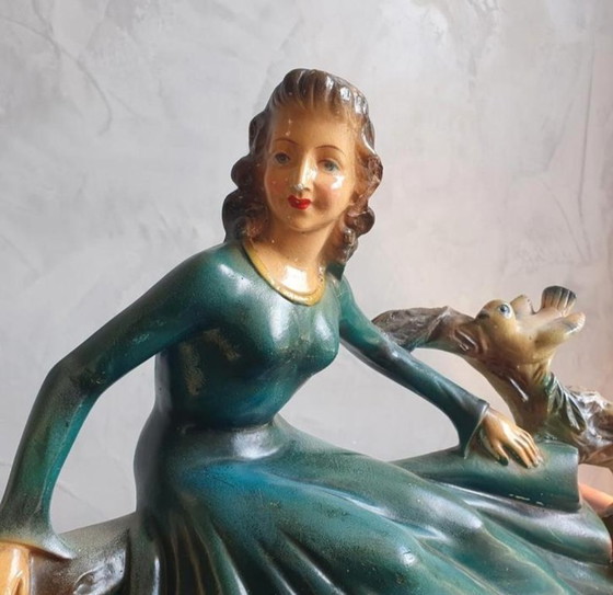 Image 1 of Un grand bâtiment Art-déco datant de début 1900 avec des femmes et des animaux.