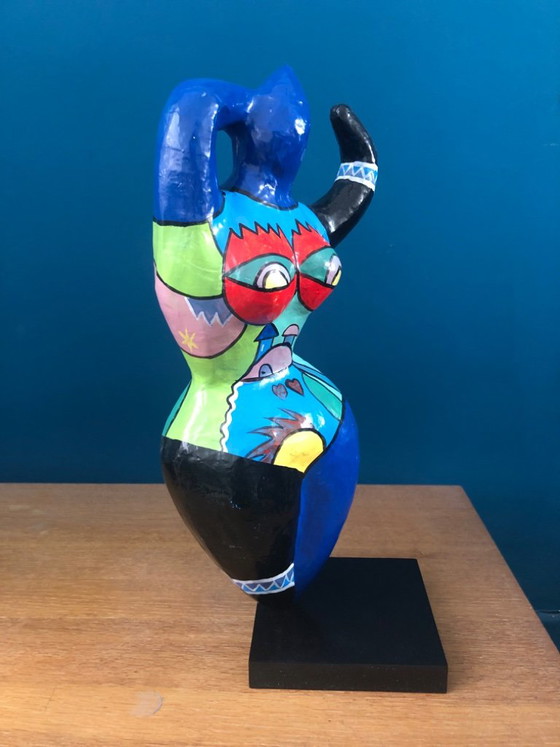 Statuetta ispirata a Nana Niki de Saint Phalle – Sculture, Carta, Legno (photo 2 of 5)