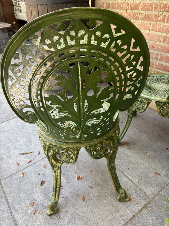 Image 1 of Antikes Bistro-Set aus Gusseisen – 2 Stühle und Tisch
