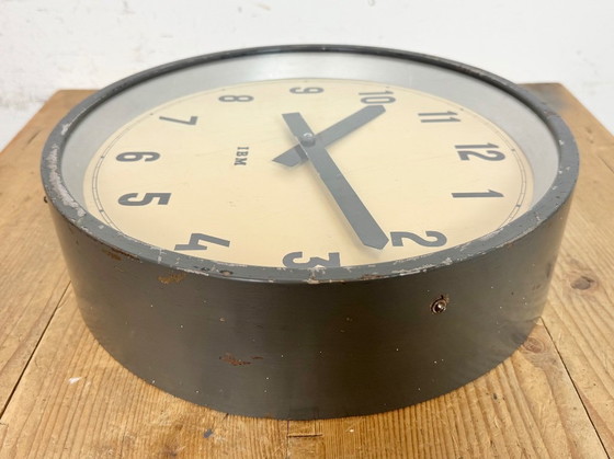Image 1 of Donkergrijze industriële fabriekswandklok van IBM, jaren 50